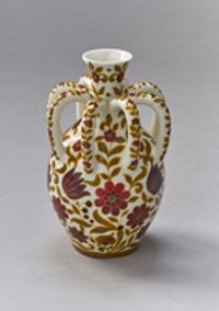 Vase mit acht Henkeln und Blütendekor