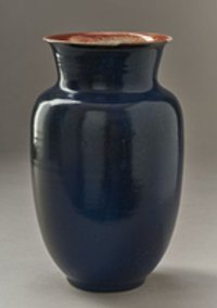 Blaue Vase mit weitem Hals