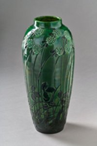 Grüne Vase mit reliefierten Kleeblumen
