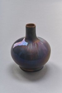 Kleine bauchige Vase mit Fließglasur