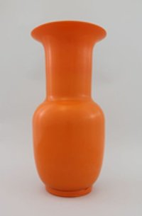 Orangefarbene Vase auf flachem Fußring
