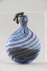 Flache Schnupftabakflasche aus Glas mit blauen Spiralfäden