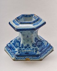 Sechskantiges Salzbehältnis auf breiten Fuß mit Blaumalerei
