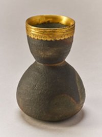 Steinzeug-Gefäß mit vergoldeter Bronzemontierung