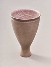 Kelchförmige Vase auf Fuß