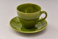 Tasse mit Untertasse eines olivgrünen Kaffeeservices