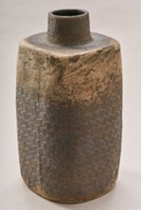 Braune Vase mit vierkantigem Körper und Hals