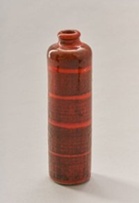 Rot-braune Vase in Flaschenform mit ziegelroten Querringen