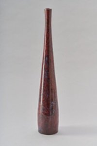 Schlanke, hohe Vase mit roter Glasur