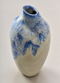 Weiße Vase mit blauen Sprengelungen