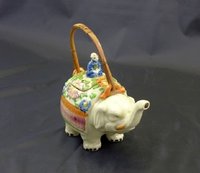 Teekanne in Form eines Elefanten mit Reiter
