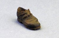 Kleinplastik in Form eines genagelten Schuhs