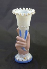 Vase in Form einer Hand mit Füllhorn