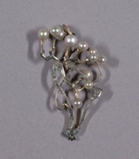Anhänger in Form von Ästen mit Perlen