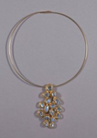 Halskette aus Golddraht mit Anhänger