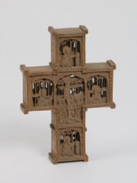 Durchbrochen geschnitztes Kruzifix mit Kreuzigungsszenen