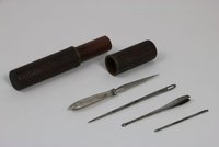 Zylindrisches Holzetui mit Nadeln, Pinzette und Stecher