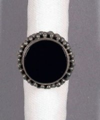 Ring mit runder Onyxplatte