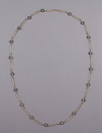 Halskette aus Goldraht, Gliedern und Perle