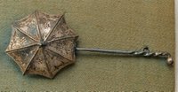 Anstecknadel in Form eines aufgespannten Schirms