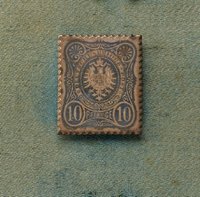 Anstecknadel in Form einer 10-Pfennig Briefmarke