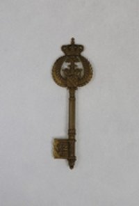 Vergoldeter Kammerherrenschlüssel mit klassizistischem Ornament