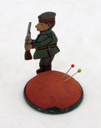 Nadelkissen mit der Darstellung eines Soldaten