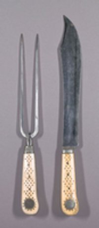 Tranchier-Besteck mit Beingriffen, die mit rautenförmig angeordneten Nägeln verziert sind