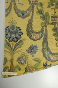 Stickerei mit floralem Muster, wohl Teil eines Chormantels