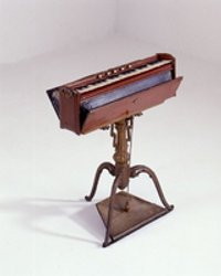 Kleines Harmonium, vermutlich als Reiseinstrument