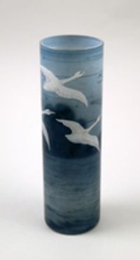 Bemalte Vase mit fliegenden Schwänen