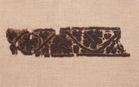 Fragment eines Textilstreifens mit Blattmotiv