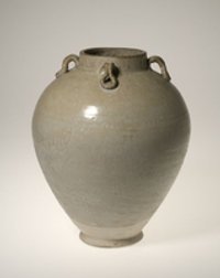 Vase mit weißer Glasur