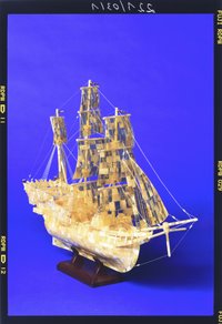 Modell eines Segelschiffes aus Bernstein