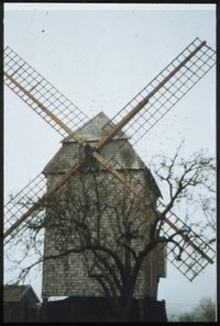 Mühlen in Brandenburg, nicht drehbare Bockwindmühle in Vehlefanz (Oranienburg), Fotographie vom März 1991