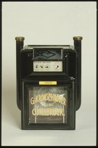 Sonderausstellung "Feuer und Flamme" von 1997; Gasmessgerät von der G. Kromschröder AG aus Osnabrück von 1924