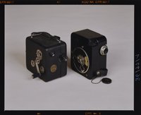 Objektbild für Katalog "Lebende Bilder. Eine Technikgeschichte des Films", Kameras 9,5-mm-Cine-Nizo A, von der Niezoldi &amp; Krämer GmbH, München 1925 (links) und 9c5-mm-C 1 von Eumig, Wien 1932