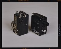 Objektbild für Katalog "Lebende Bilder. Eine Technikgeschichte des Films", 9,5-mm-Schmalfilmkamera "Midas Standard Camera Projector", London 1933 (links) und Dekko Standard Modell von Dekko Camera Ltd., Slough 1934