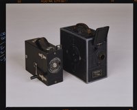 Objektbild für Katalog "Lebende Bilder. Eine Technikgeschichte des Films", Kameras 16-mm-Victor-16-Cine-Camera von Victor Animatograph Co., Davenport 1923 (links) und 16-mm-Cine-Kodak Mod. A von Eastman Kodak Co. von 1923