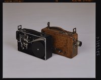 Objektbild für Katalog "Lebende Bilder. Eine Technikgeschichte des Films", 16-mm-Cine-Kodak Mod. B von 1926, geöffnete mit Blick auf die Filmführung (links) und als Luxusvariante mit Straußenlederbezug (rechts)
