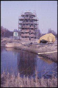 Eingerüstete Holländermühle und Mühlenteich