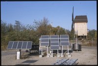 Sonnenkollektoren und Bockwindmühle