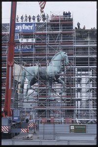 Abbau der Quadriga vom Brandenburger Tor, Pferd an Kran hängend vor eingerüsteten Brandenburger Tor
