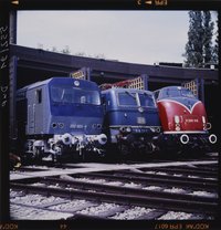 Versuchsdiesellok "DB 202 003-0" (DE 2500 UmAn), Europalok DB 184 112-1 (E 410 012) und Streckendiesellok V 200 vor Lokschuppen II