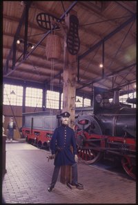 Nachbau eines Korbsignals von 1850 und Puppe eines Bahnwärters im Lokschuppen, dahinter Nachbau der Dampflokomotive "Die Pfalz" von 1853