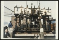 Stehende Vierzylinder-Dampfmaschine der britischen Korvette "Rusher Castle" beim Abtransport aus Rotterdam, aus der ehemaligen Sammlung Schüler