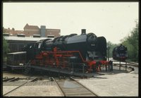 Güterzuglok "50 001" auf der Drehscheibe und Schnellzuglok "001 173-4"