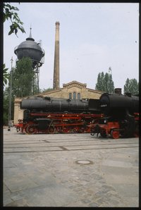 Schnellzug-Dampflok "01 1082" und Güterzuglok "524966-9" (Kriegslokomotive) vor dem Lokschuppen