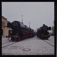 Schnellzug-Dampflok "01 1082" und Güterzuglok "524966-9" (Kriegslokomotive) vor dem Lokschuppen