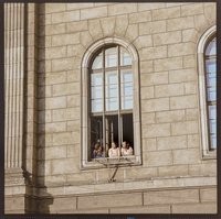 Drei Studenten aus einem Fenster der Humboldt-Universität schauend. Farbfoto, 1974 © Kurt Schwarz.